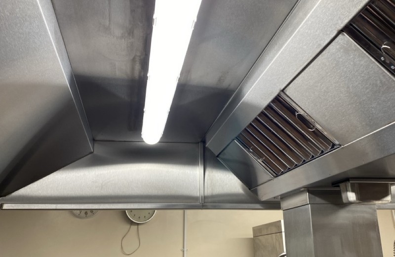 Commercial kitchen deep cleaning in Leigh